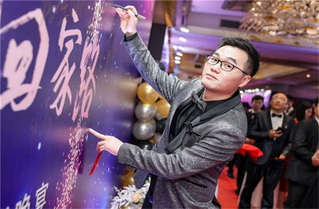 【高光“疫”事】勇敢逆行的特殊“网约车”——AG旗舰厅90后，用信念打通生命运输线