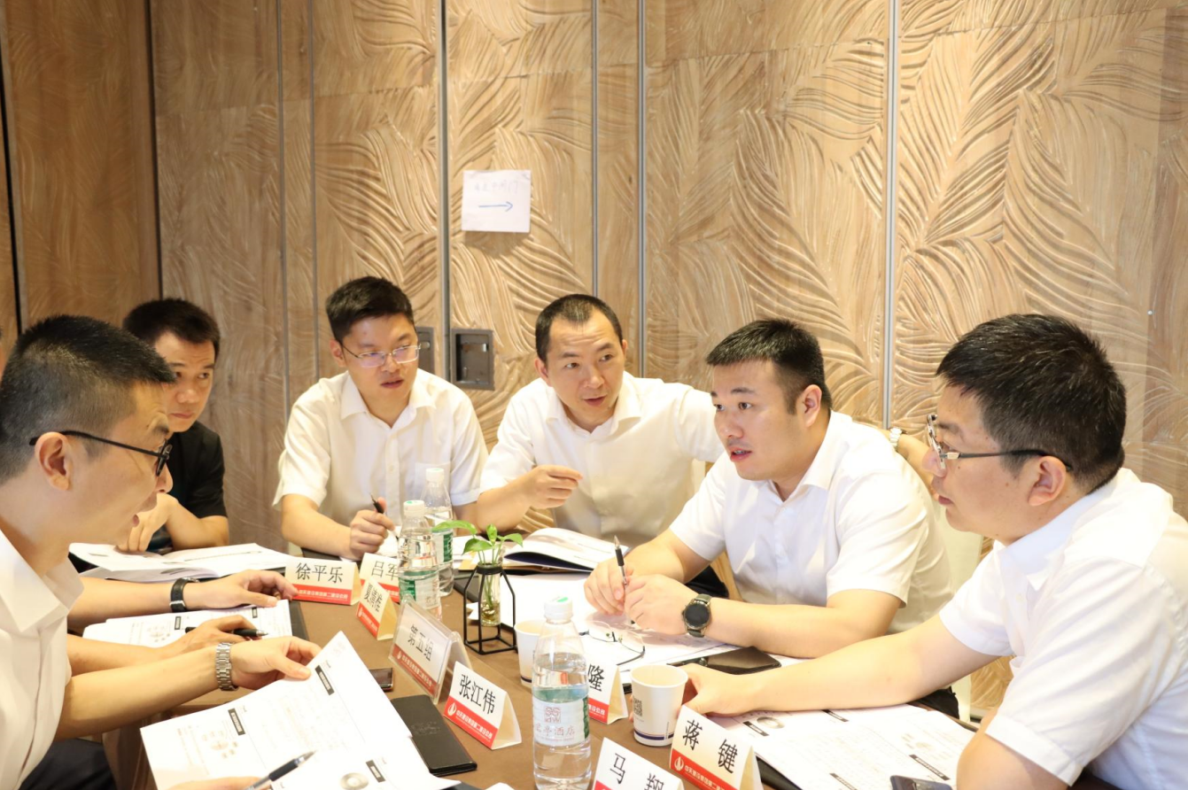 2021年6月25日-26日，AG旗舰厅二建组织开展了2021年中高层主管执行力培训。本次培训特邀清华、北大、上海交大总裁班讲师，中国企业家协会特聘高级讲师许晋老师进行授课。